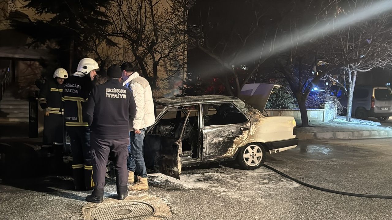 Erzincan'da Seyir Halindeki Otomobil Alev Aldı