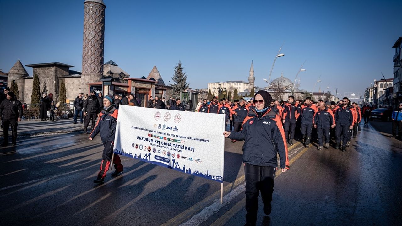 Erzurum'da AFAD Kış Tatbikatı İçin Kortej Yürüyüşü Düzenlendi