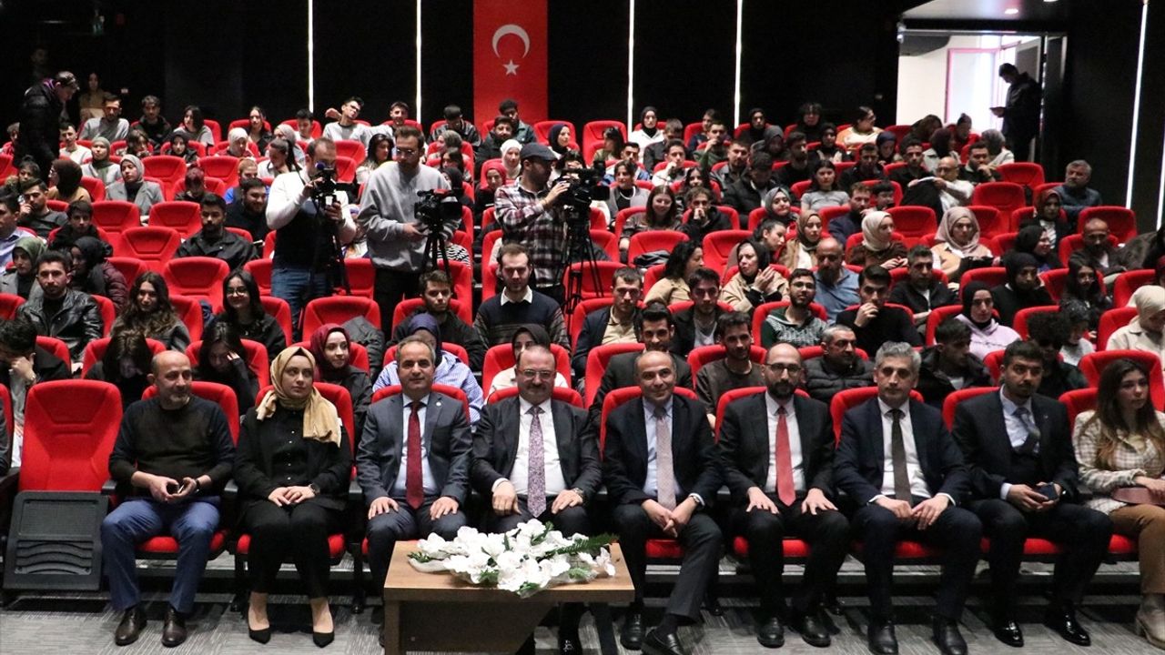 Erzurum'da 'Bilişim Çağında Dezenformasyon' Konferansı Gerçekleştirildi
