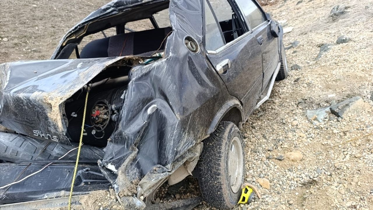 Erzurum'da Şarampole Devrilen Araçta Sürücü Hayatını Kaybetti, İki Kişi Yaralandı