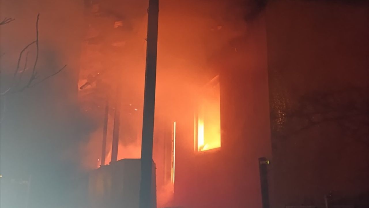 Erzurum'un Şenkaya İlçesinde Ev Yangını: Makul Hasar Oluştu