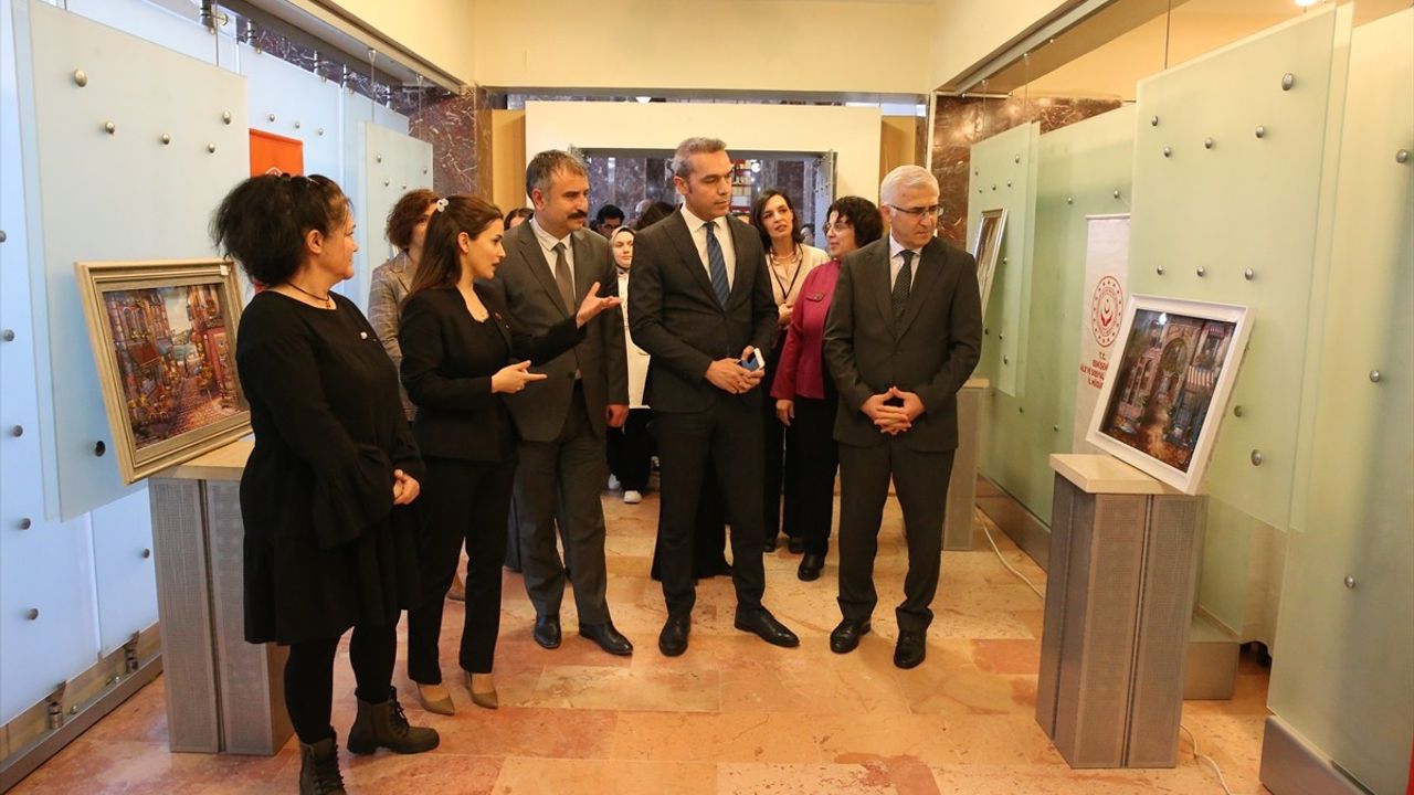 Eskişehir'de 'Cam Tavanı Kıran Kadınlar' Sergisi Açıldı