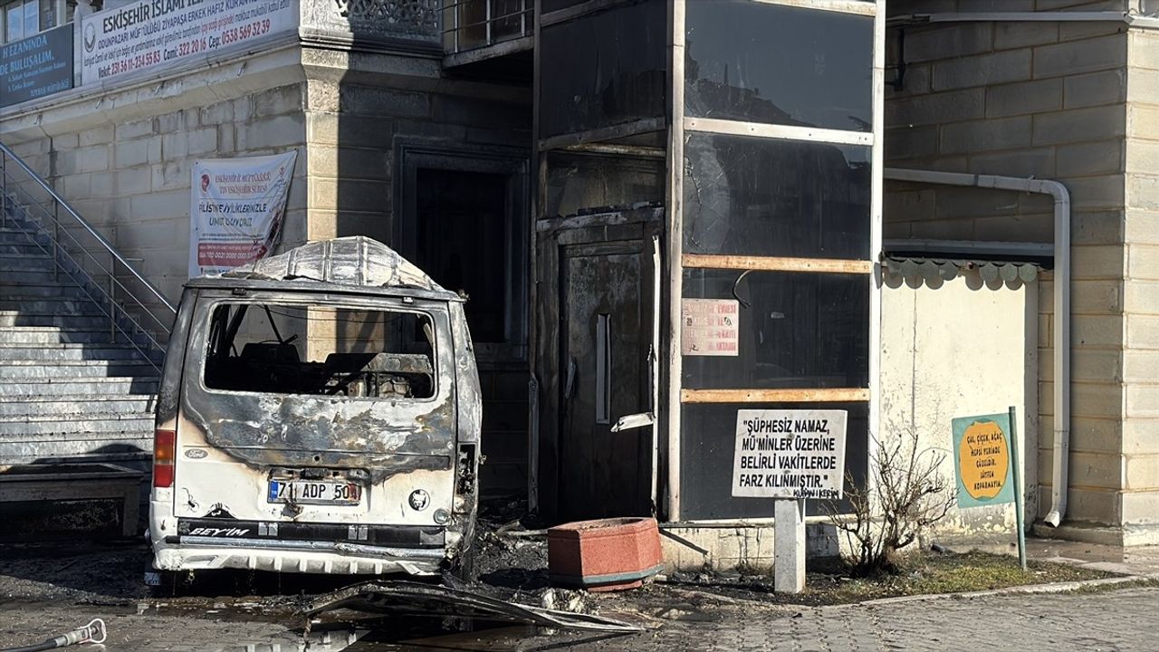 Eskişehir'de Cami Bahçesinde Yanan Kamyonette 4 Çocuk Yaralandı