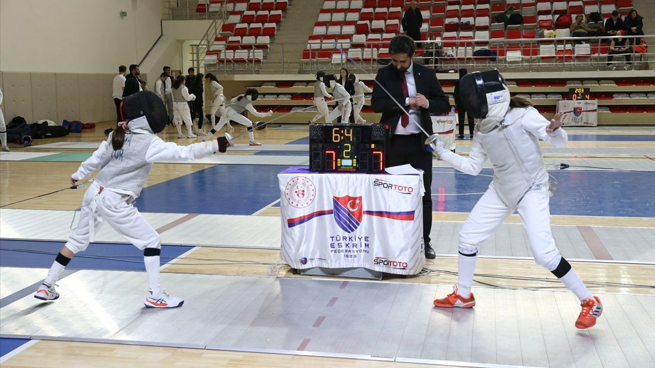 Eskişehir'de Okul Sporları Eskrim Türkiye Şampiyonası Düzenleniyor