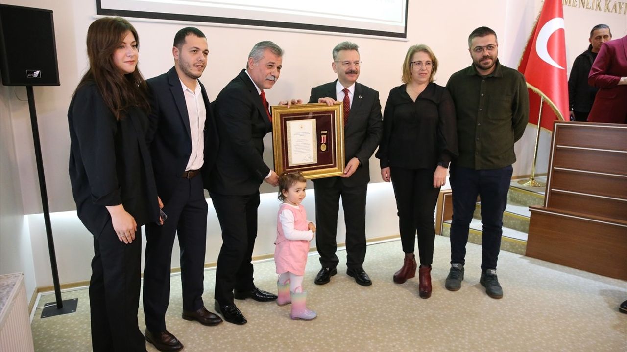 Eskişehir'de Şehit Ailelerine ve Gazilere Devlet Övünç Madalyası Verildi