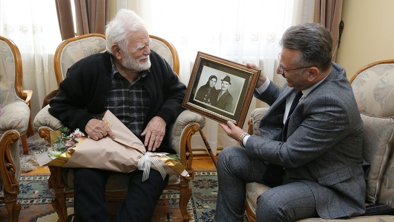 Eskişehir Valisi Aksoy, 71 Yıldır Evliliği Süren Çifti Ziyaret Etti