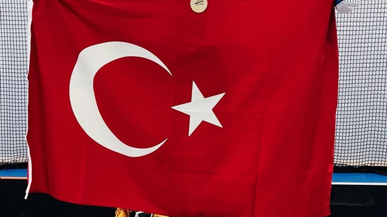 Esra Bayrak, Avrupa Salon Atletizm Şampiyonası'nda Altın Madalya Kazandı