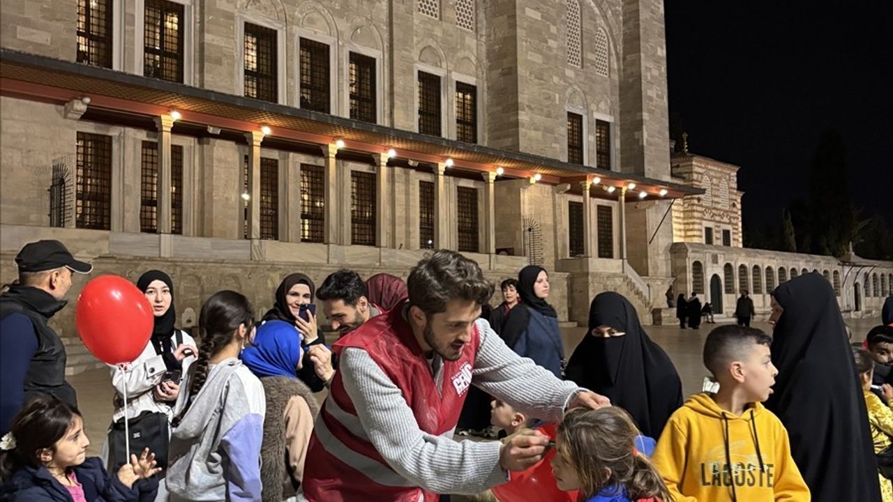 Fatih Camii Avlusunda Çocuklar İçin Ramazan Şöleni Düzenlendi