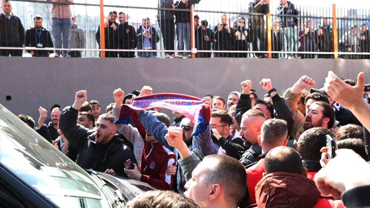 Fatih Tekke, Trabzonspor Taraftarları Tarafından Coşkuyla Karşılandı
