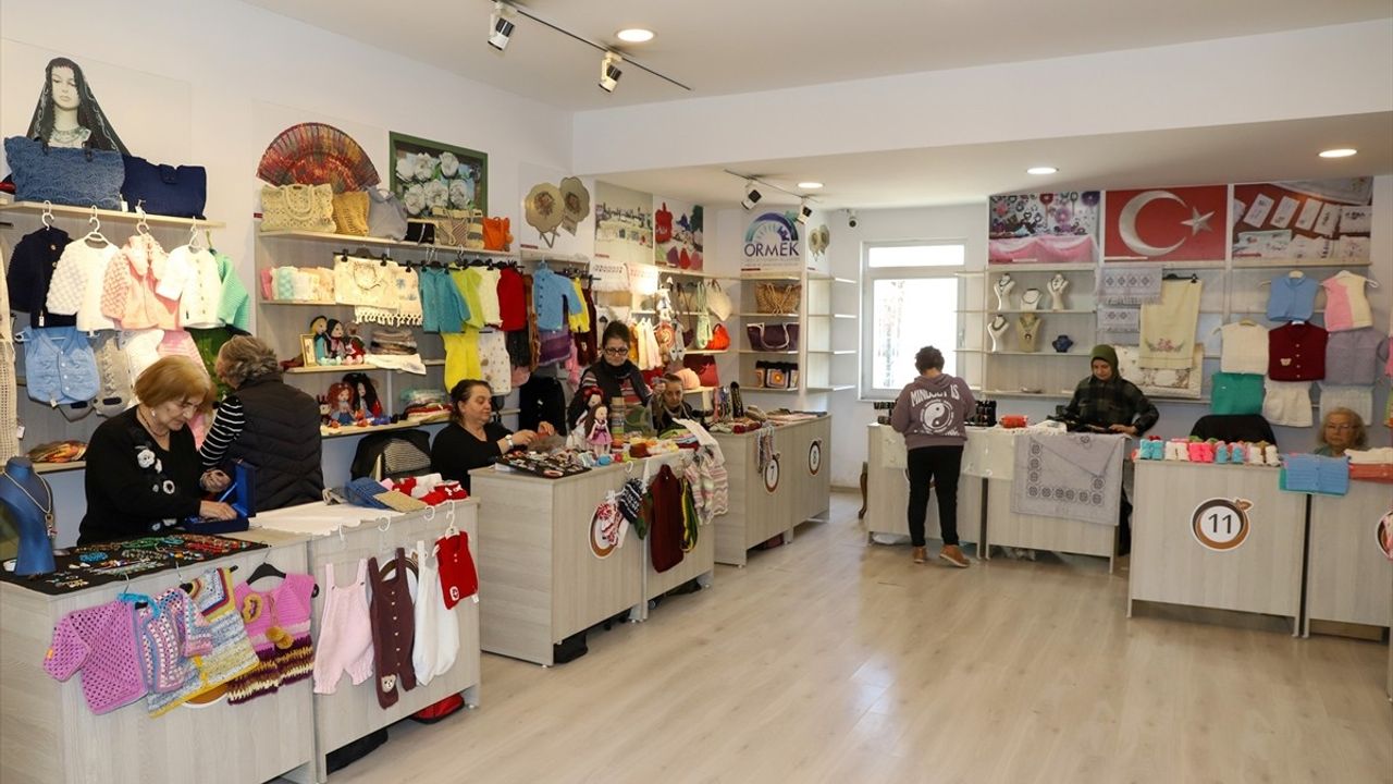 Felçli Kadın, Tek Eliyle Ailesinin Geçimini Sağlıyor