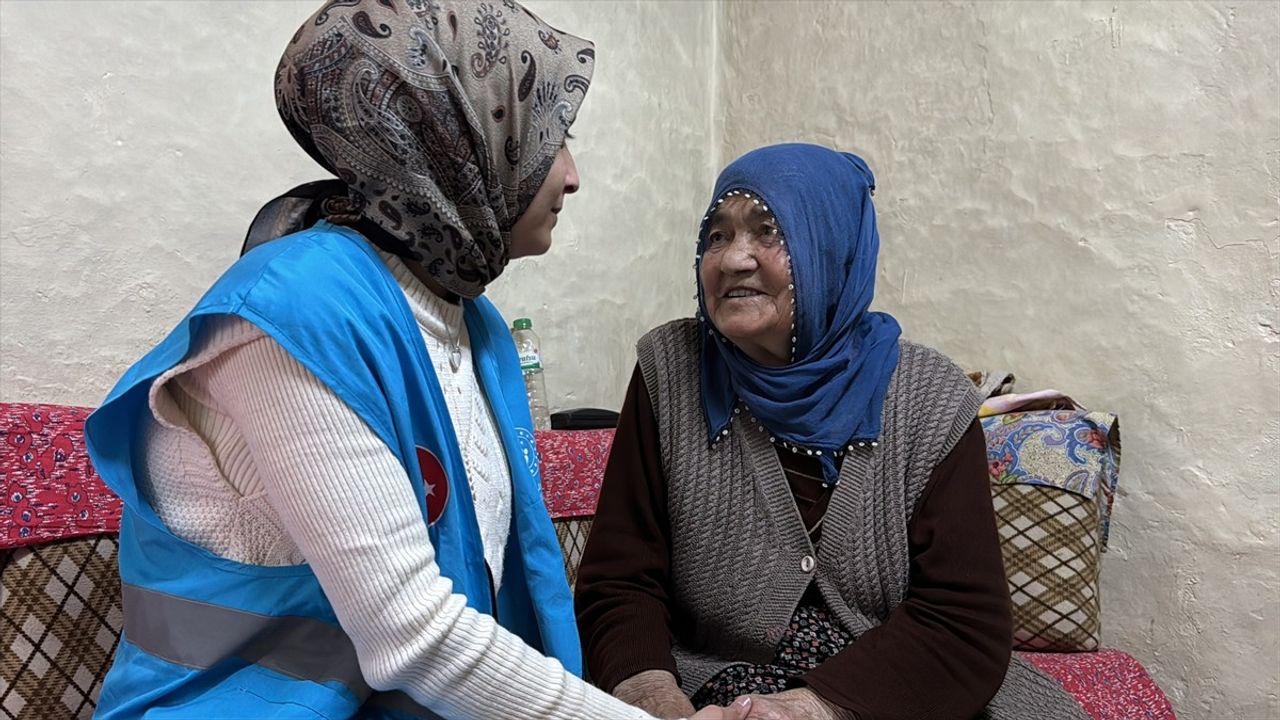 Fırat Üniversitesi Öğrencileri Yaşlılara İftar Sofrası Kuruyor