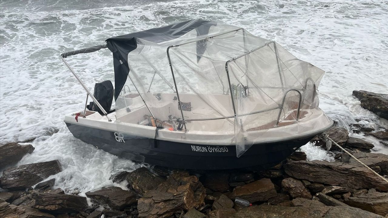 Fırtına Sonrası Sürüklenen Tekne Çanakkale'de Bulundu