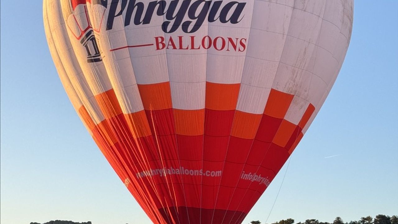 Frigya'da Sıcak Hava Balonu Uçuşları Artıyor