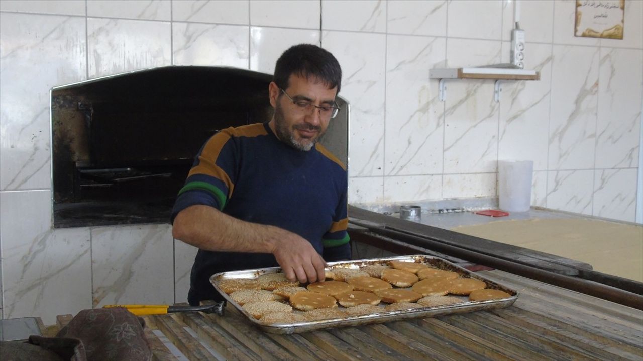 Gaziantep'te Geleneksel Bayram Kömbesi Yapımı Devam Ediyor