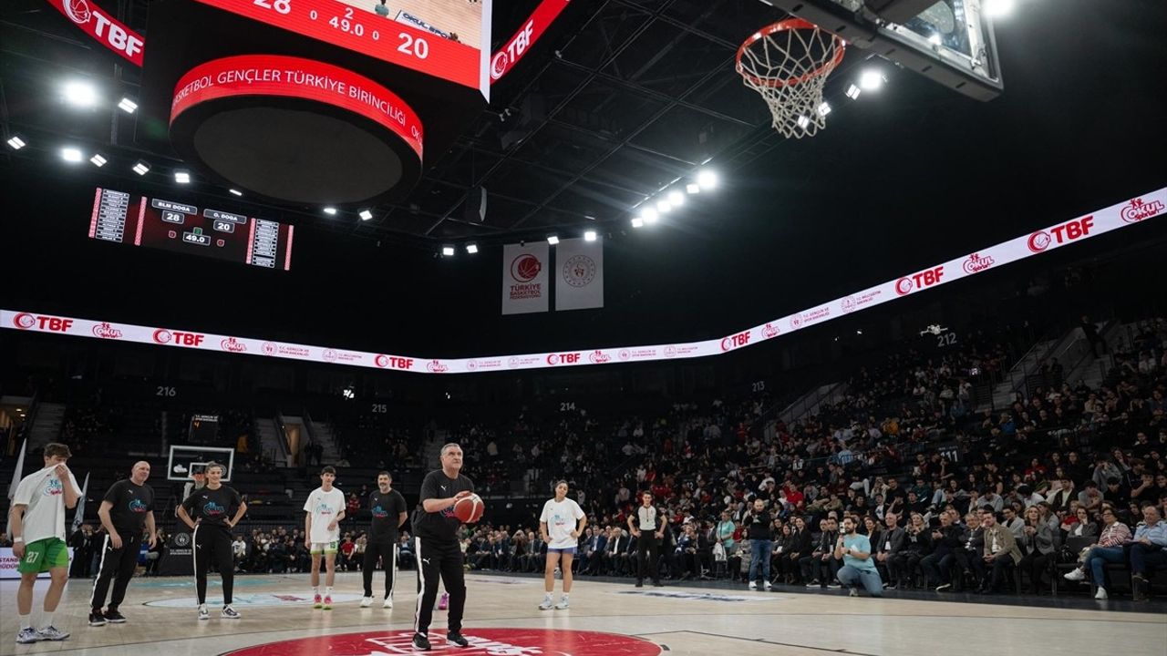 Gençlik ve Spor Bakanı Osman Aşkın Bak, Basketbol Gösteri Maçında Yer Aldı