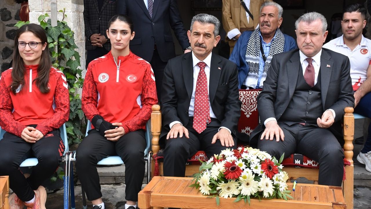 Gençlik ve Spor Bakanı Osman Aşkın Bak, Cizre'de Gençlerle Buluştu