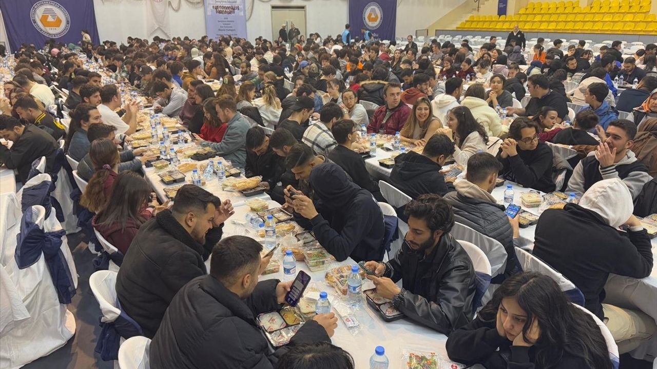 Gençlik ve Spor Bakanı Osman Aşkın Bak, KKTC Cumhurbaşkanı Ersin Tatar ile Görüştü
