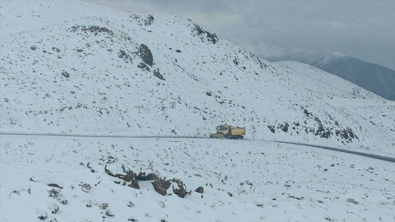 Hakkari'de Kapanan Durankaya Beldesi ve Mergabütan Kayak Merkezi Yolu Ulaşıma Açıldı
