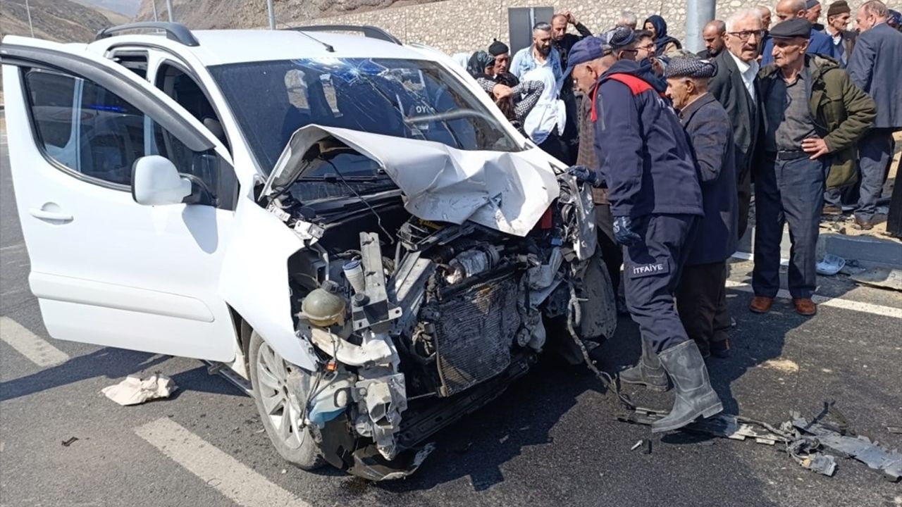 Hakkari'de Pikap ve Hafif Ticari Araç Çarpıştı, 9 Yaralı