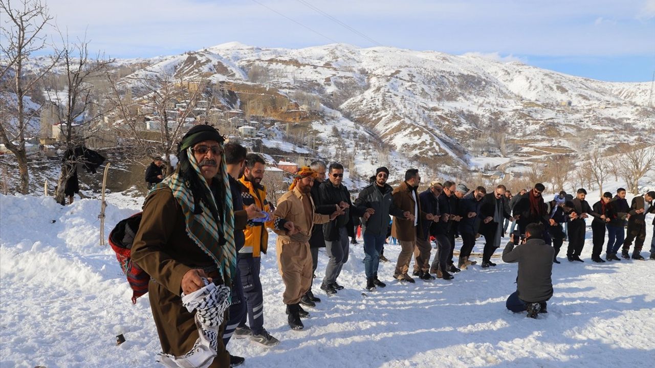 Hakkari'nin Kayalar Köyü'nde Tahta Kayak Gelenekleri Eğlenceye Dönüşüyor