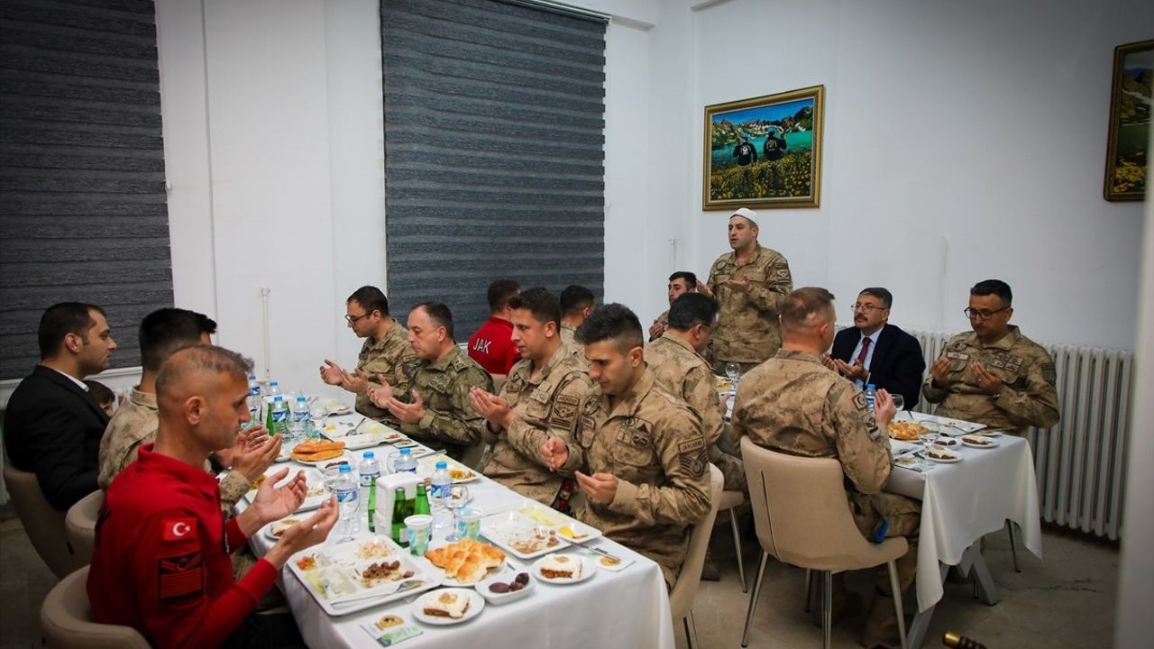 Hakkari Valisi Ali Çelik, Jandarma Personeli ile İftar Yaptı