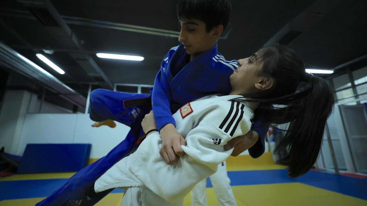 Hakkarili Kuzenler Avrupa Kuraş Şampiyonası'na Hazırlanıyor