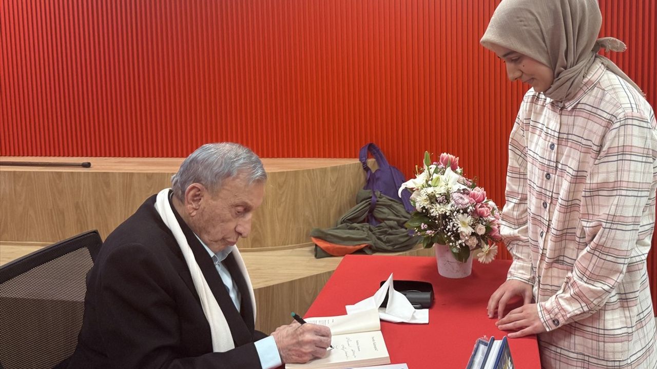 Haldun Dormen, İmza Günü Etkinliğinde Sevenleri ile Buluştu