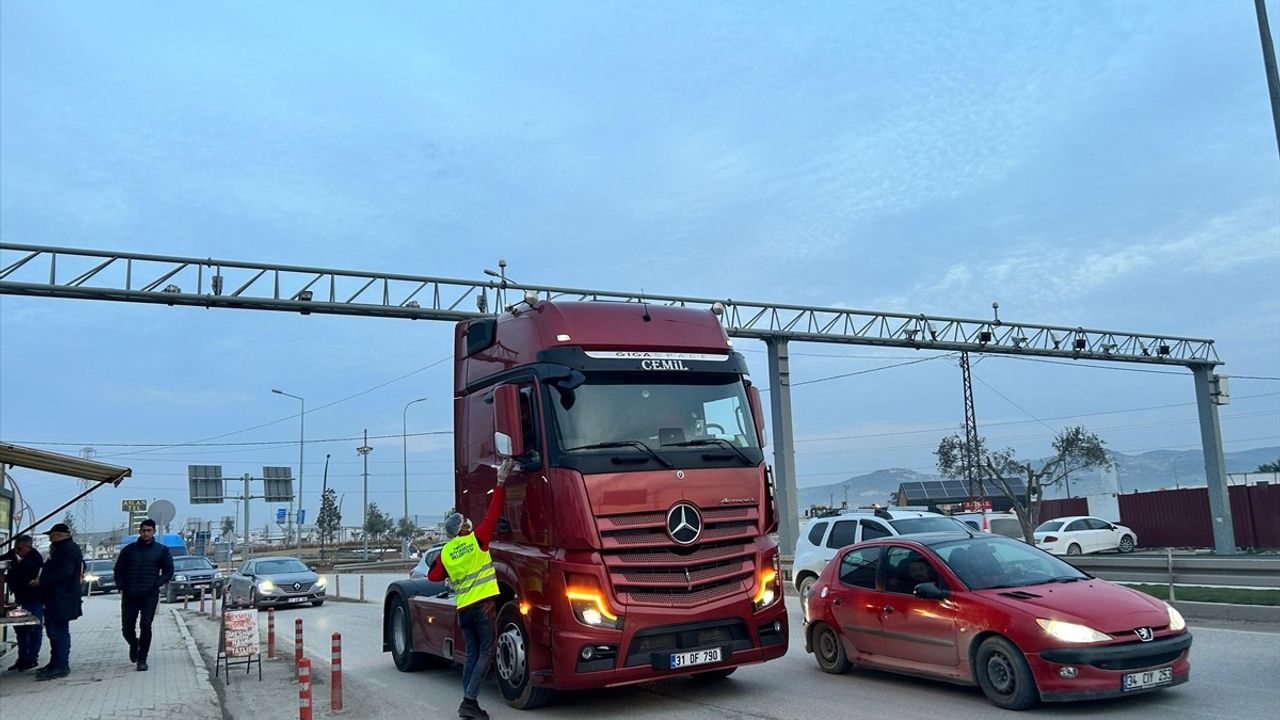 Hatay Büyükşehir Belediyesi, İftara Yetişemeyenlere Kumanya ve Çorba İkramı Gerçekleştiriyor