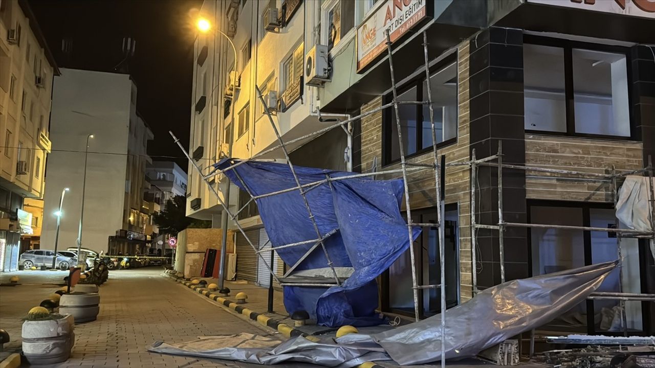 Hatay'da Fırtına Yaşandı: Ağaçlar Devrildi ve Tekneler Alabora Oldu