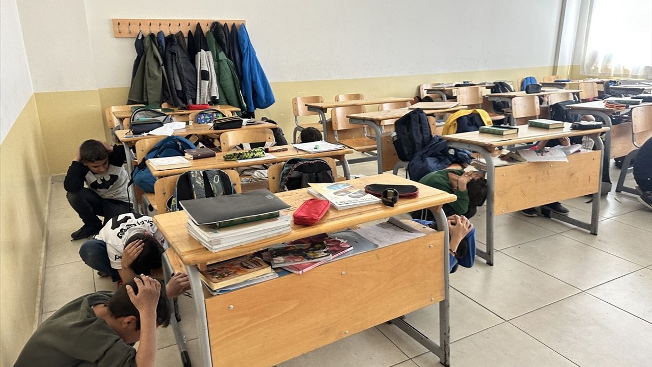 Hatay'da Lise Öğrencilerine Deprem ve Tahliye Tatbikatı Düzenlendi