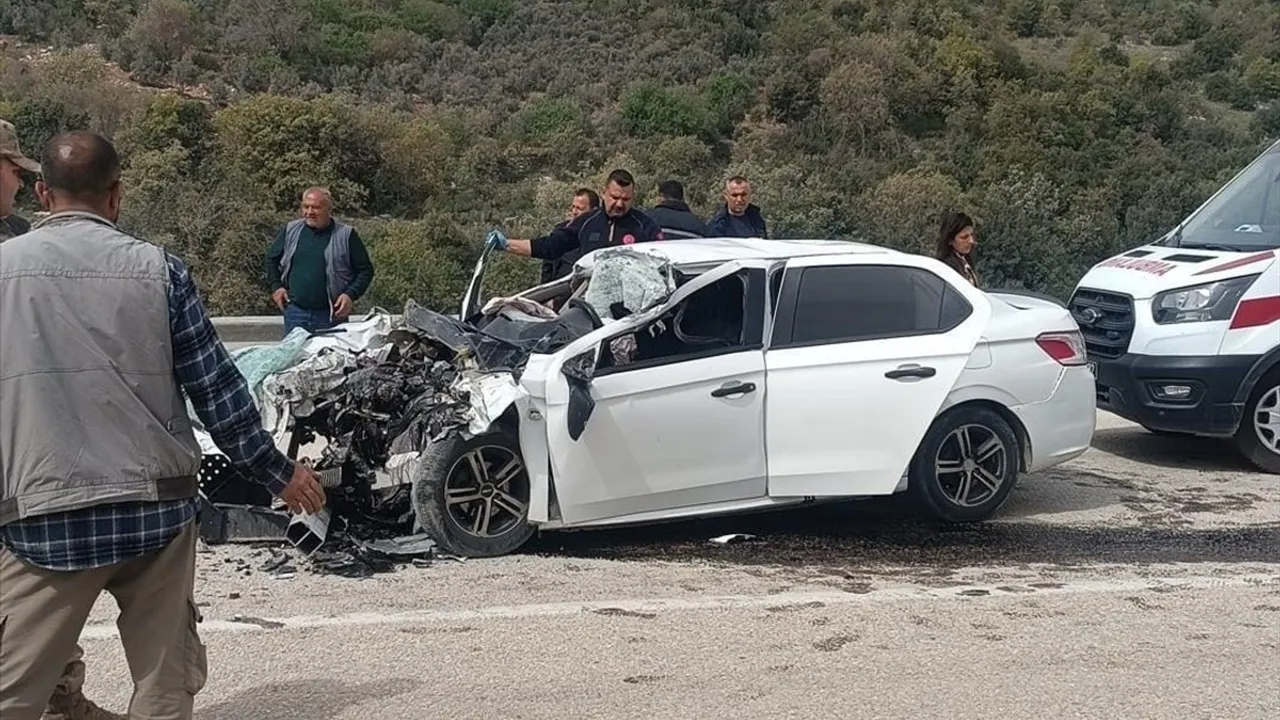 Hatay'da Otomobilin Hafriyat Kamyonuna Çarpma Kazası Güvenlik Kamerasında