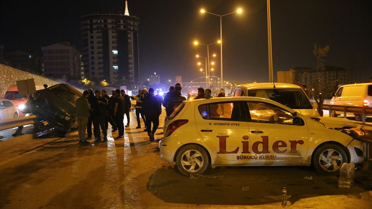 Hatay'da Üç Aracın Karıştığı Trafik Kazası: İki Yaralı