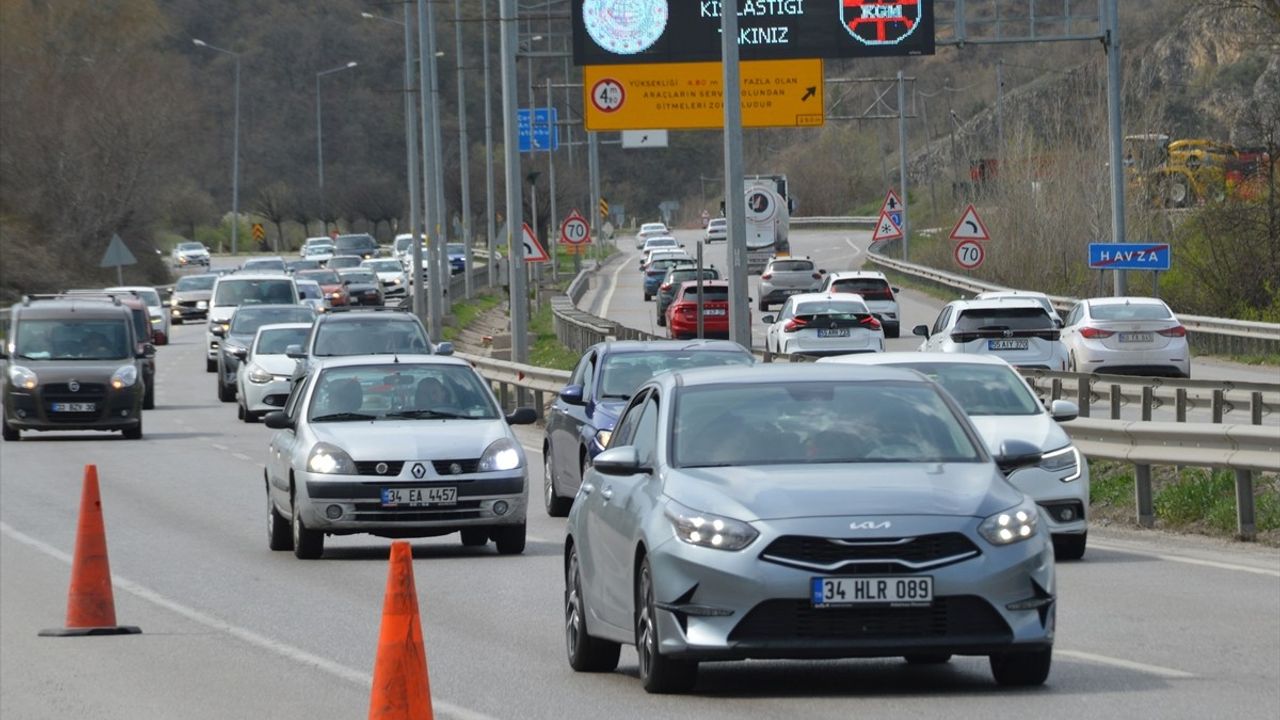 Havza Geçişinde Ankara-Samsun Kara Yolunda Trafik Yoğunluğu Yaşanıyor