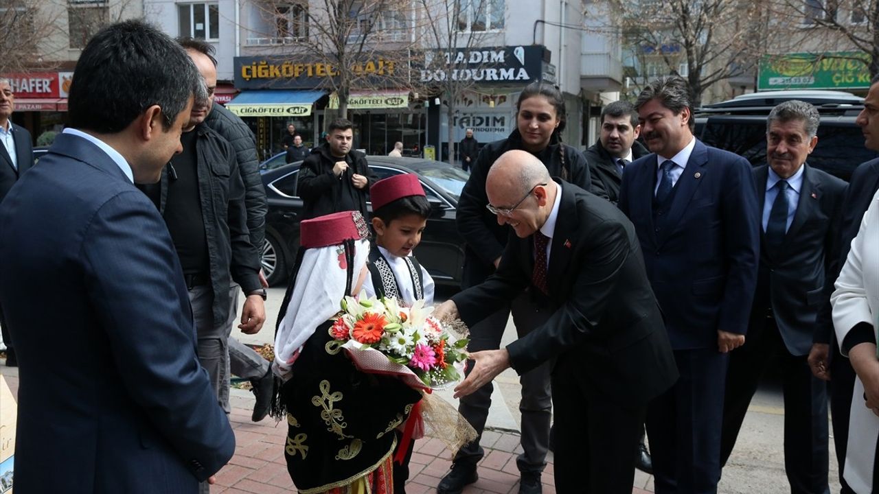 Hazine ve Maliye Bakanı Mehmet Şimşek Kırşehir'de Ziyaretlerde Bulundu