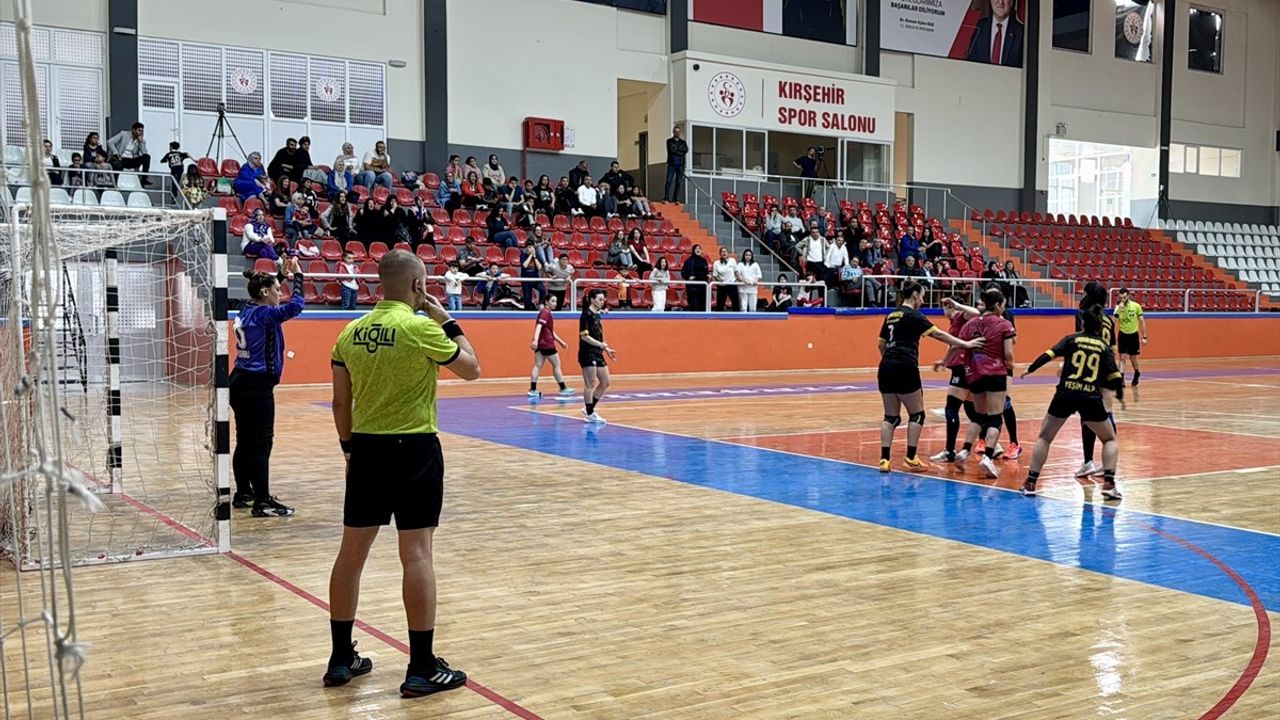 Hentbol Kadınlar Süper Lig: Adasokağı, Kırşehir Belediyespor'u 39-30 Mağlup Etti