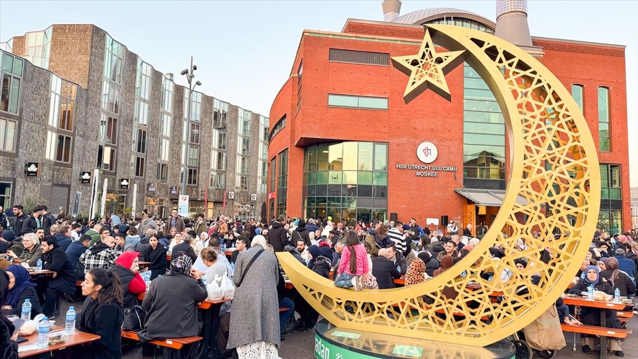 Hollanda'da Cami Meydanı'nda 1600 Kişilik Sokak İftarı Düzenlendi