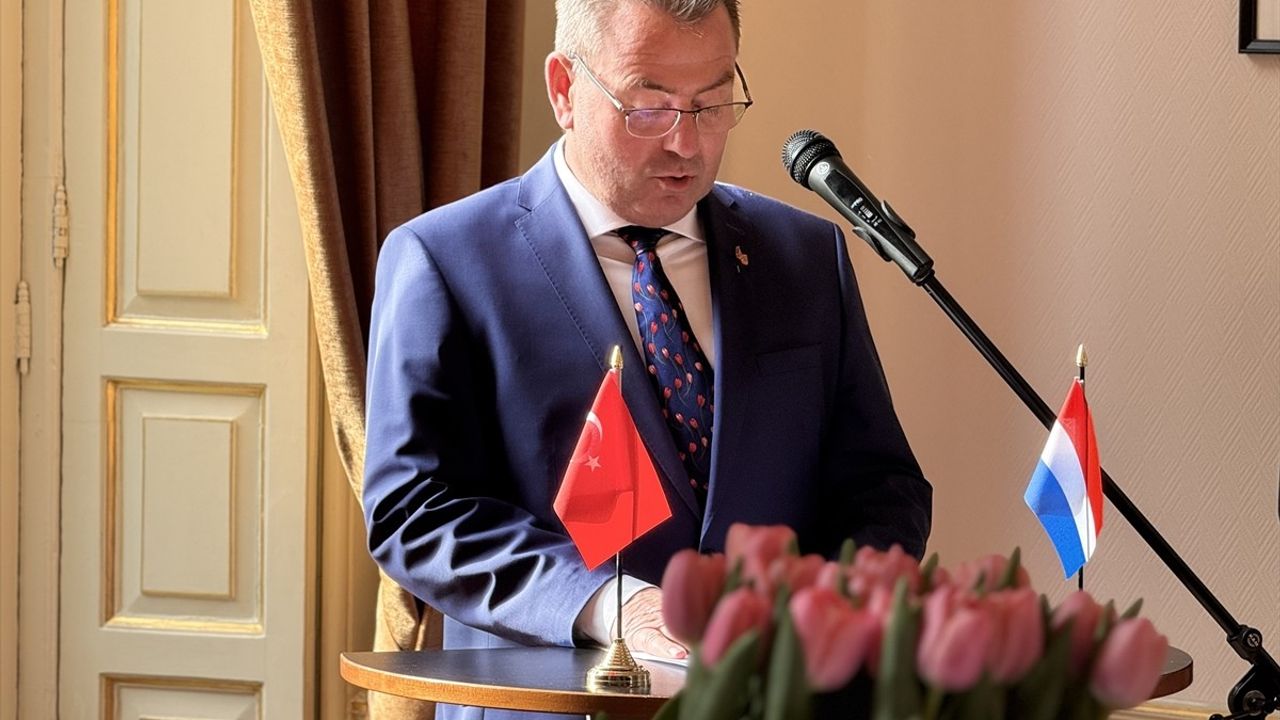 Hollanda'da Kırmızı Triumph Laleye 'Kızılırmak' İsmi Verildi