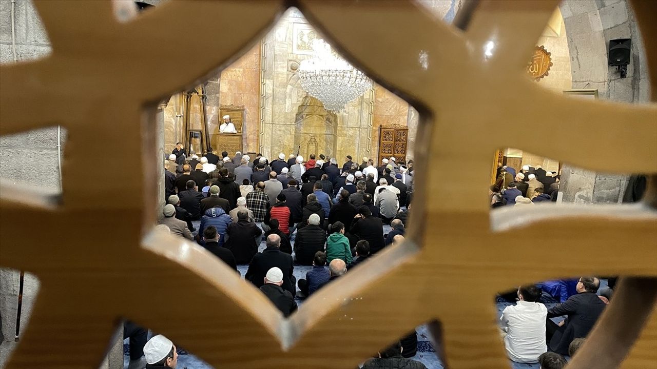 İç Anadolu'da Ramazan Bayramı Namazları Coşkuyla Kılındı