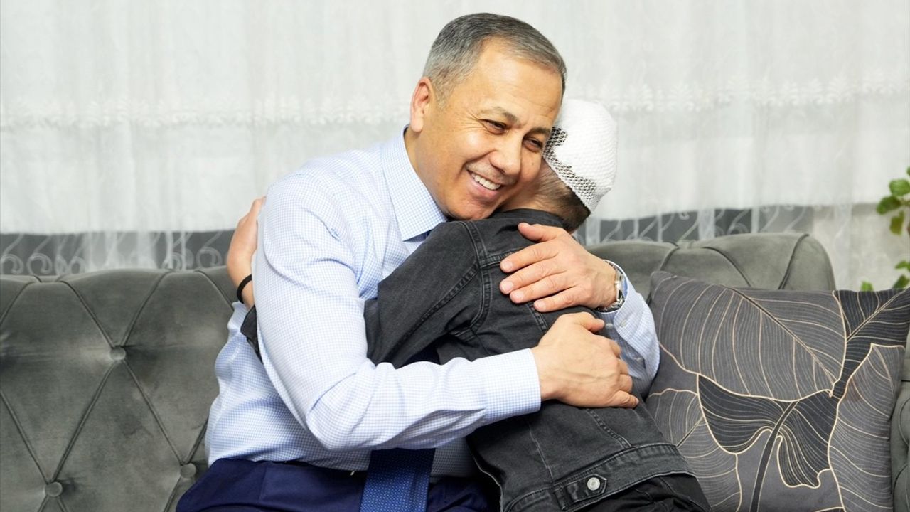 İçişleri Bakanı Ali Yerlikaya, Sahipsiz Köpekler Tarafından Yaralanan Tunahan Yılmaz'ı Ziyaret Etti