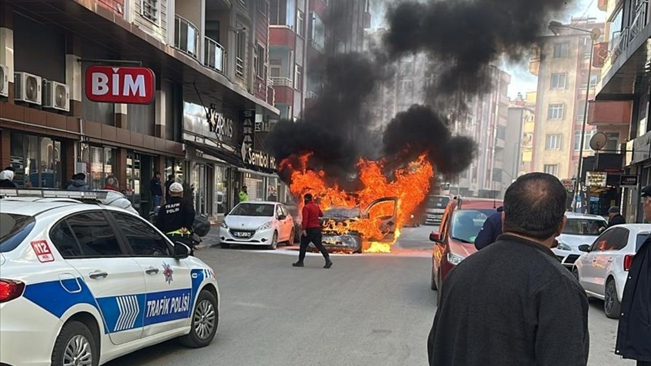 Iğdır'da Seyir Halindeki Araç Yangın Çıkardı