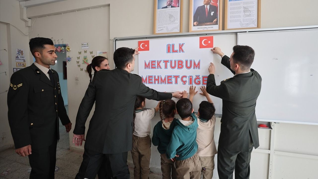 Iğdır'daki Minik Öğrenciler Mehmetçiğe İlk Mektuplarını Yazdı