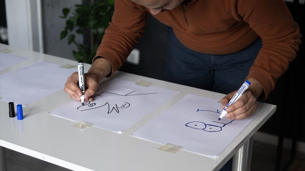 İkili Yetenek: Ankaralı İskender Kozan İki Elle Farklı Resimler Yapıyor