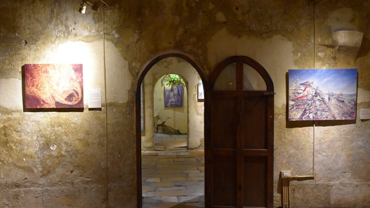 İngiliz sanatçı Tom Young, Lübnan ve Gazze'deki yıkımı tuvale yansıttı