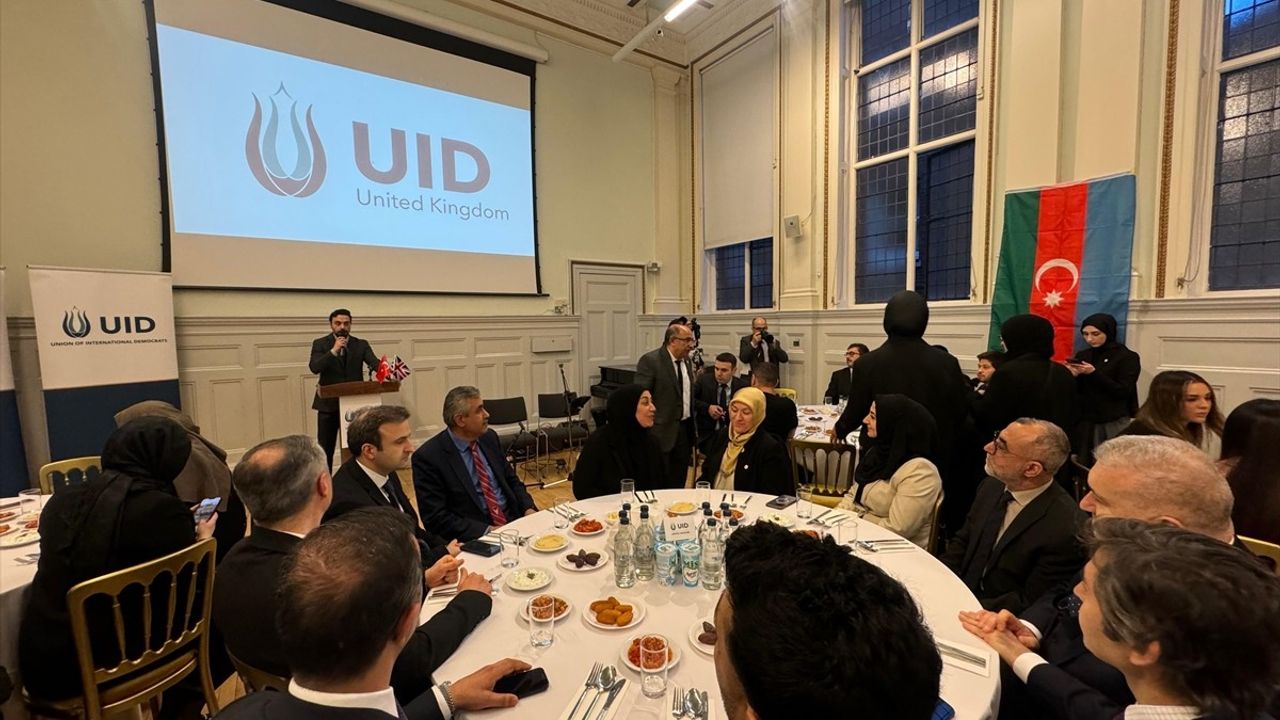 İngiltere'de Uluslararası Demokratlar Birliği İftar Programı Düzenlendi