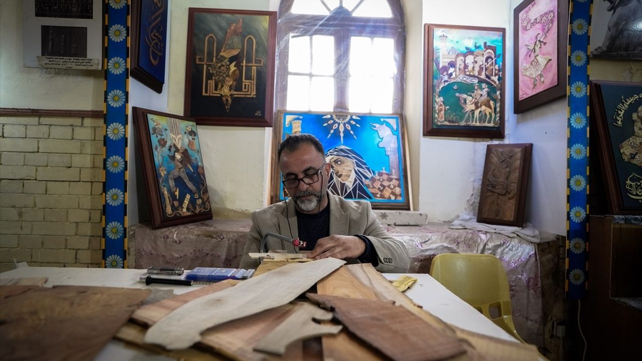 Iraklı Ressam Akil Feyli, Ahşap Parçalarıyla Sanatına Yeni Bir Boyut Katıyor