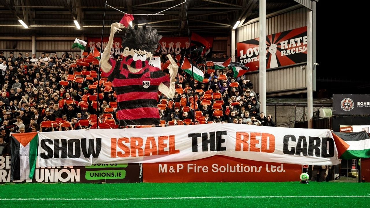 İrlanda'nın Bohemian Taraftarları, 'İsrail'e Kırmızı Kart Göster' Çağrısına Destek Verdi