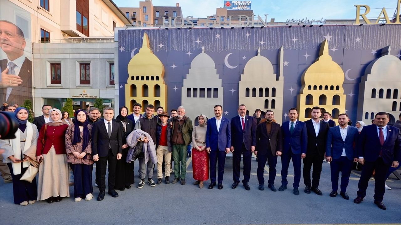 İspanyol Hacı Adayları İstanbul'da Gençlerle İftar Yaptı