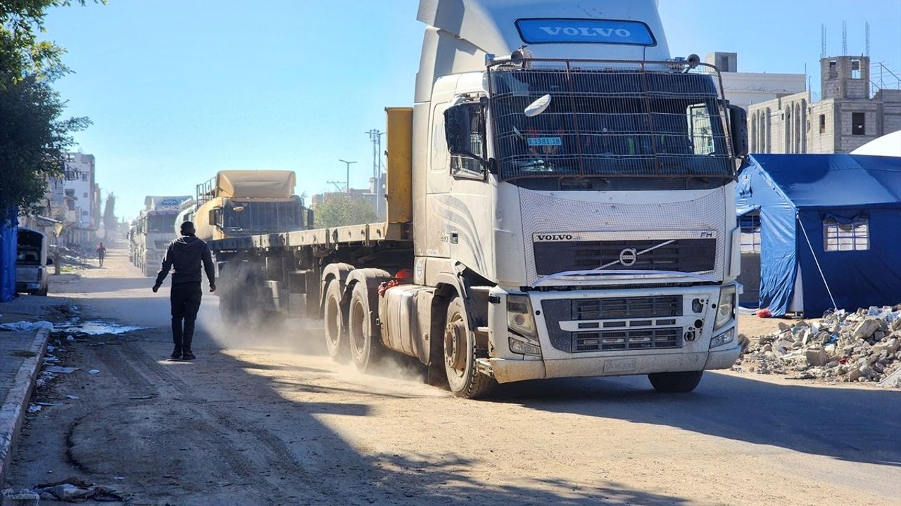 İsrail, Gazze Şeridi'ne İnsani Yardım Girişlerini Durdurdu