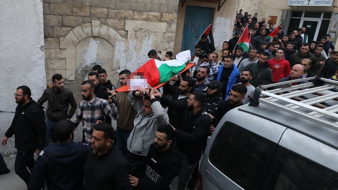 İsrail Ordusu Cenin'de Baskın Düzenledi, Filistinli Genç Hayatını Kaybetti