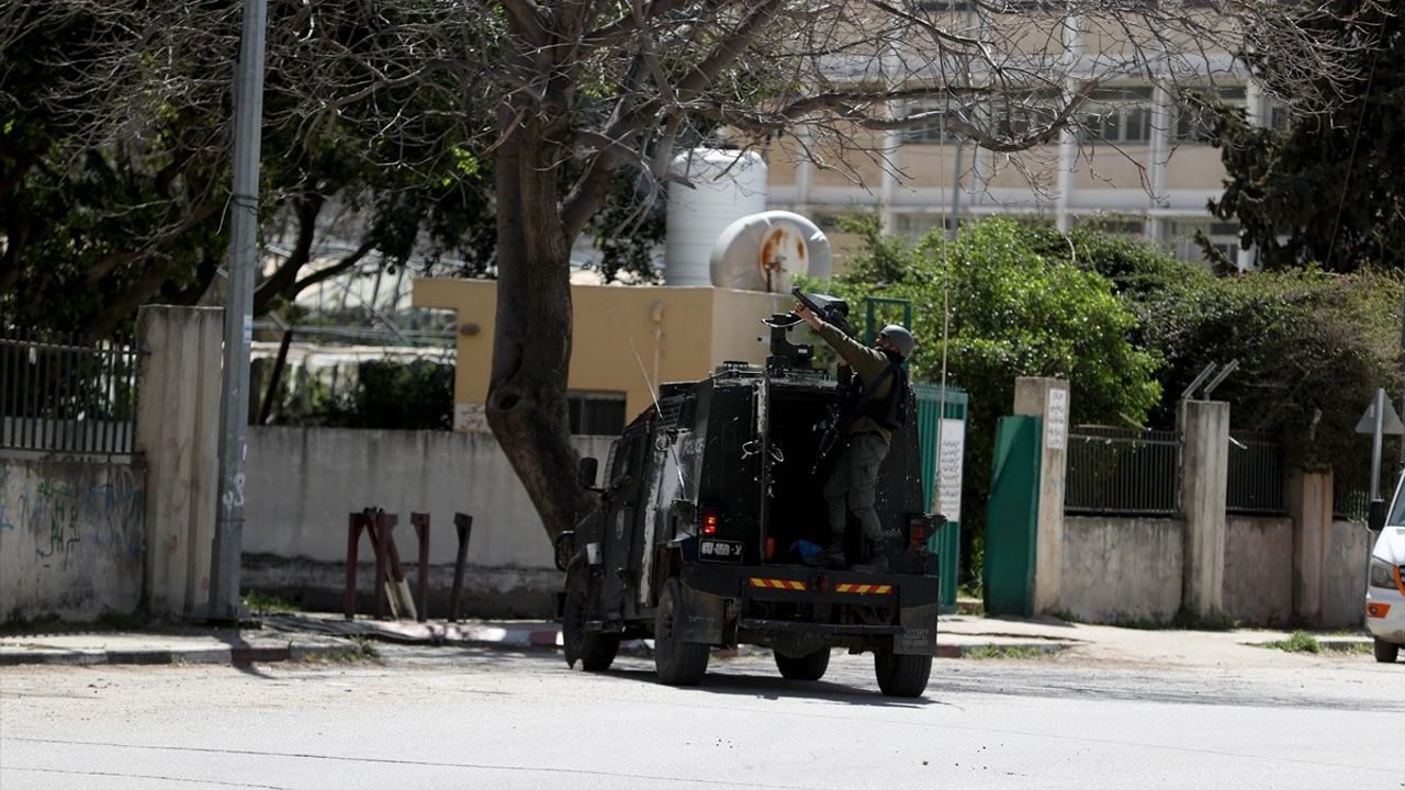 İsrail Ordusu, Nablus'taki Ayn Mülteci Kampı'nda Evleri Karargaha Dönüştürüyor